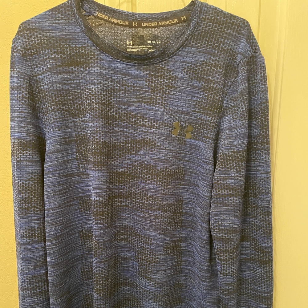 Men’s Under Armour L/S Heat Gear shirt. Small